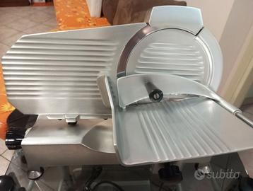 Affettatrice con lama nuova 25 cm.