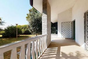 Villa singola luminosa con parco alberato