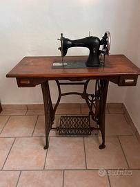 Macchina da cucire vintage a pedale con mobile