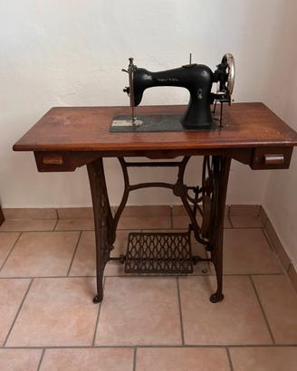 Macchina da cucire vintage a pedale con mobile