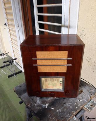 Radio Blue Ribbon restaurata e funzionante