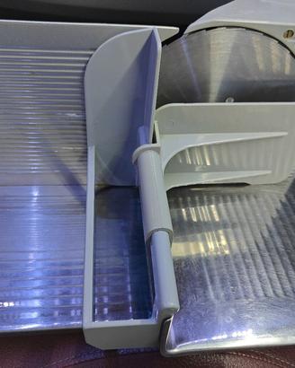 Piccola affettatrice inox
