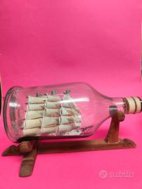 Veliero in bottiglia di vetro con base in legno – 