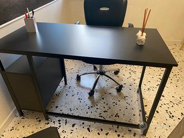 Scrivania moderna con cassetti