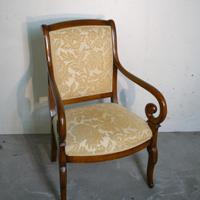 Poltrona in noce con braccioli