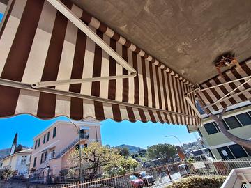 5 tende da sole a righe bianche e marroni