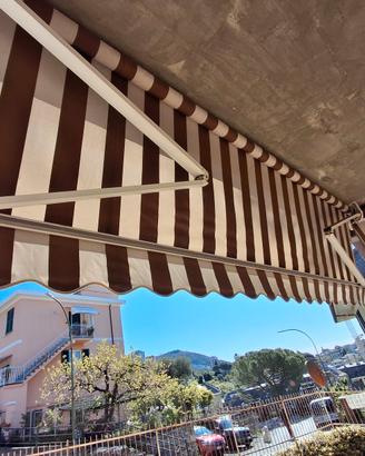 5 tende da sole a righe bianche e marroni