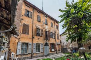 4 appartamenti con ingresso in comune in centro pa