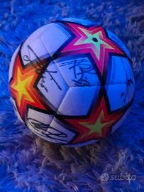 pallone con firme dei calciatori del Milan 2024/25