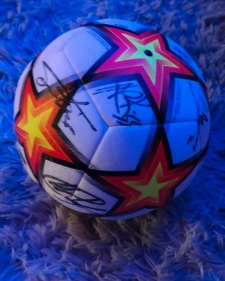 pallone con firme dei calciatori del Milan 2024/25