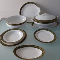 Servizio completo di piatti in porcellana