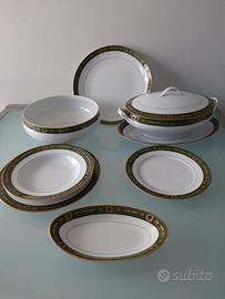 Servizio completo di piatti in porcellana