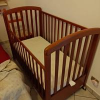 Lettino in legno con cassetti