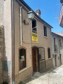 Casa indipendente sviluppatasi su due livelli