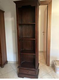 Libreria vintage con cassetto