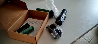 Torcia tattica LED con batterie ricaricabili