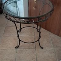 Tavolo in ferro battuto con piano in vetro.