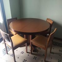 Tavolo rotondo e sedie
