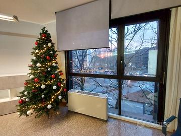 Albero di Natale con addobbi e luci