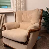 Poltrona in vero legno di noce, con cuscini