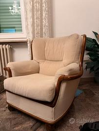 Poltrona in vero legno di noce, con cuscini