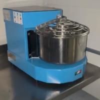 Impastatrice e frigo vetrina