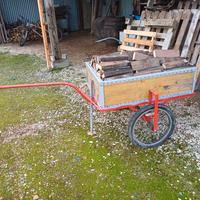 carretto in legno e ferro