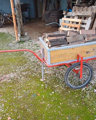 carretto in legno e ferro