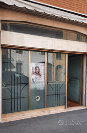 Negozio con vetrina centro storico a cento