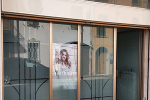 Negozio con vetrina centro storico a cento