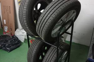 Scaffale porta ruote auto