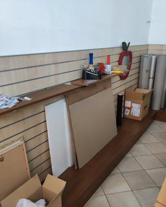 Arredamento Negozio scaffali pareti attrezzate