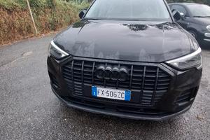 macchina audi Q3 