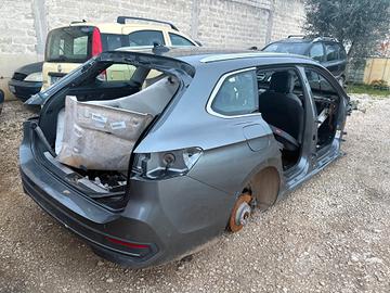 RICAMBI VOLKSWAGEN PASSAT 1.5 IBRIDA ANNO:2024