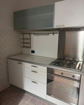 Cucina Varenna Poliform con lavastoviglie e forno