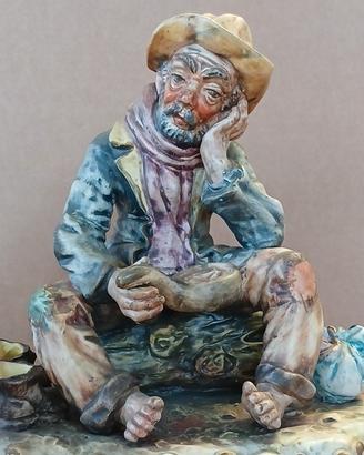 Statuina in ceramica di Capodimonte: uomo seduto
