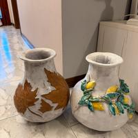 Coppia di vasi  in ceramica decorati a rilievo