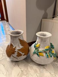 Coppia di vasi  in ceramica decorati a rilievo