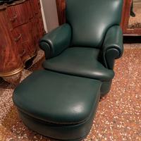 poltrona vintage in pelle stile classico con pouf