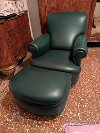 poltrona vintage in pelle stile classico con pouf