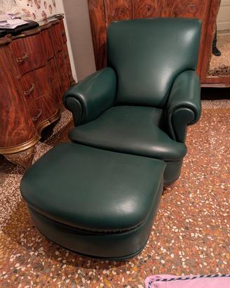poltrona vintage in pelle stile classico con pouf