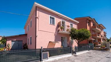 Bifamiliare a Cretarola con 2 Garages e Corte