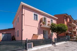 Bifamiliare a Cretarola con 2 Garages e Corte