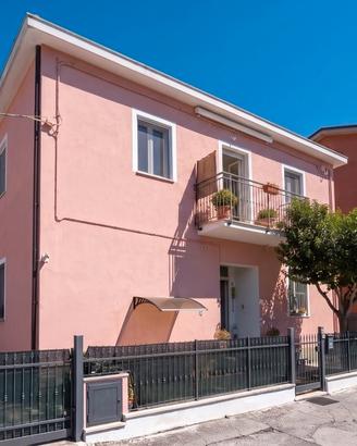 Bifamiliare a Cretarola con 2 Garages e Corte