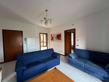 Appartamento di 80 m² con 5 locali e box auto a Mi
