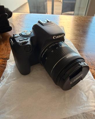 Canon EOS 200D + Obiettivo + custodia + accessori