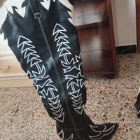 stivali alti al ginocchio bianchi e neri 