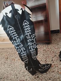 stivali alti al ginocchio bianchi e neri 