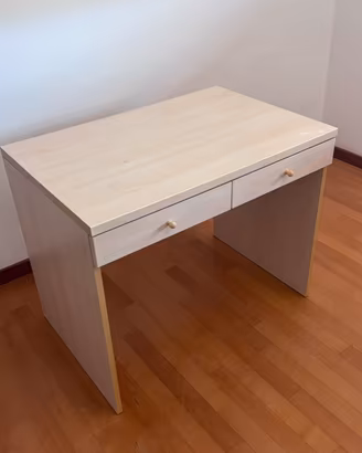 Scrivania e armadietto