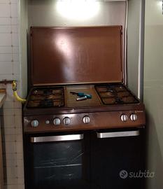 Cucinotto con forno a gas e scomparto bombola